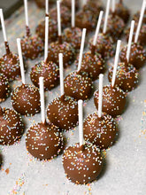 Lade das Bild in den Galerie-Viewer, Cake Pops „Zur Einschulung“ bunt