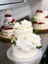 Lade das Bild in den Galerie-Viewer, Torte "White Dream"