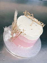 Lade das Bild in den Galerie-Viewer, Torte ,,Sweet Dream" mit Topper zu kirchlichen Anlässen
