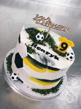 Lade das Bild in den Galerie-Viewer, Torte ,,Fußball" zu kirchlichen Anlässen
