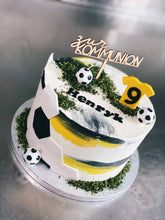Lade das Bild in den Galerie-Viewer, Torte ,,Fußball" zu kirchlichen Anlässen
